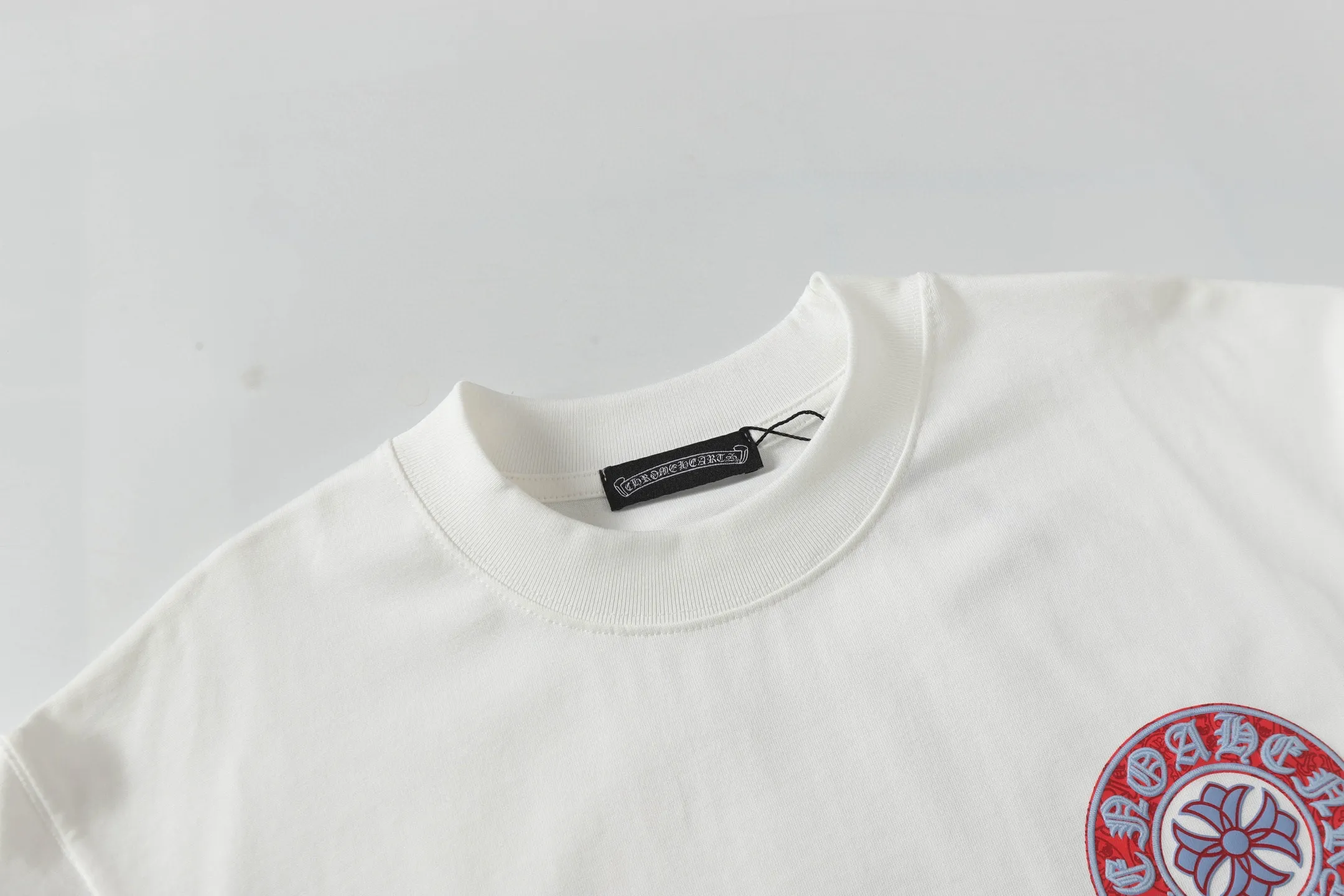 🅿️170 Chrome hearts ch Chrome hearts horseshoe painted foam short-sleeved T-shirt. Large version. Loose and stylish. The difference is the low version, the slim version, the upper body and the hips. 100% commitment: top quality, not fast food. The highest version on the market. Top quality, 280g, 26 custom-dyed double yarn cotton, same style for men and women, complete with three standards. Color: black, white Size: XS-L